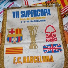 Coleccionismo deportivo: BANDERIN VII SUPERCOPA NOTINGHAN /BARÇA. 1980. FIRMAS ORIGINALES
