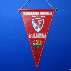 Coleccionismo deportivo: ANTIGUO BANDERÍN INAUGURACIÓN CLUB TARRASA Y BARCELONA 1967.