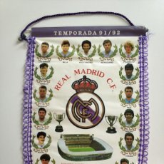 Coleccionismo deportivo: BANDERIN REAL MADRID CON JUGADORES Y ESTADIO SANTIAGO BERNABEU TEMPORADA 1991/92 CAMPEONES