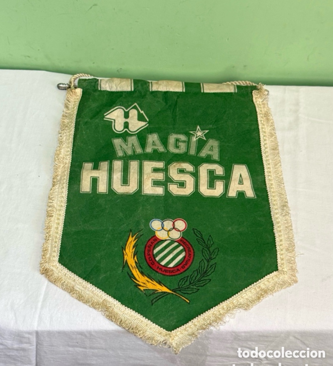 Coleccionismo deportivo: Singular bander&iacute;n de colecci&oacute;n Magia Huesca, o la magia del Huesca....