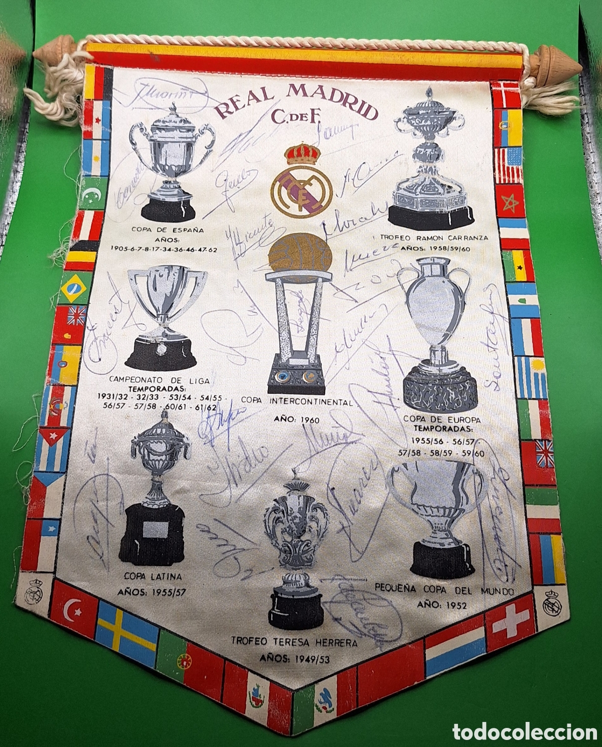 Collectionnisme sportif: Bander&iacute;n Real Madrid Firmado por la Plantilla - A&ntilde;os 60 - &Eacute;poca Di Stefano - Puskas - Zoco - Gento