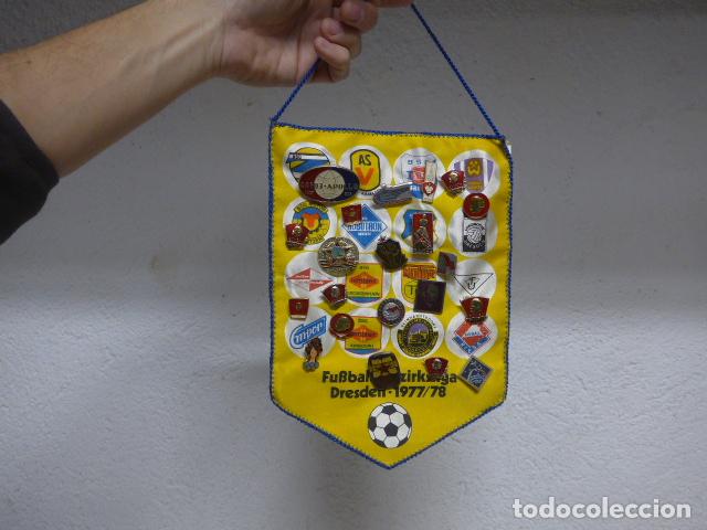 Coleccionismo deportivo: Antiguo banderin de futbol aleman de 1977-1978 con 21 insignias rusas comunistas de la URSS. Dresden