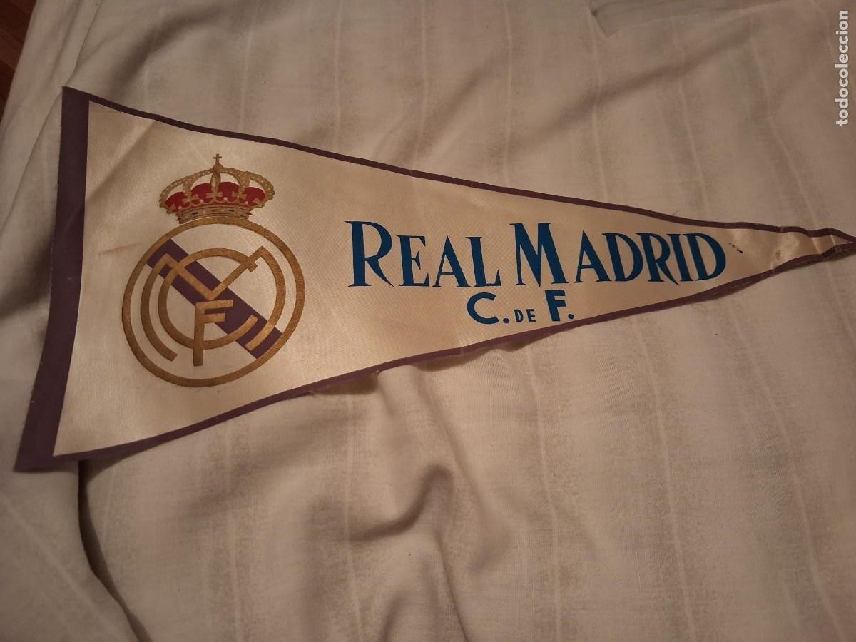 Sports collectibles: Banderin real Madrid firmado jugadores amaneci&oacute; di estefano gento del sol etc.