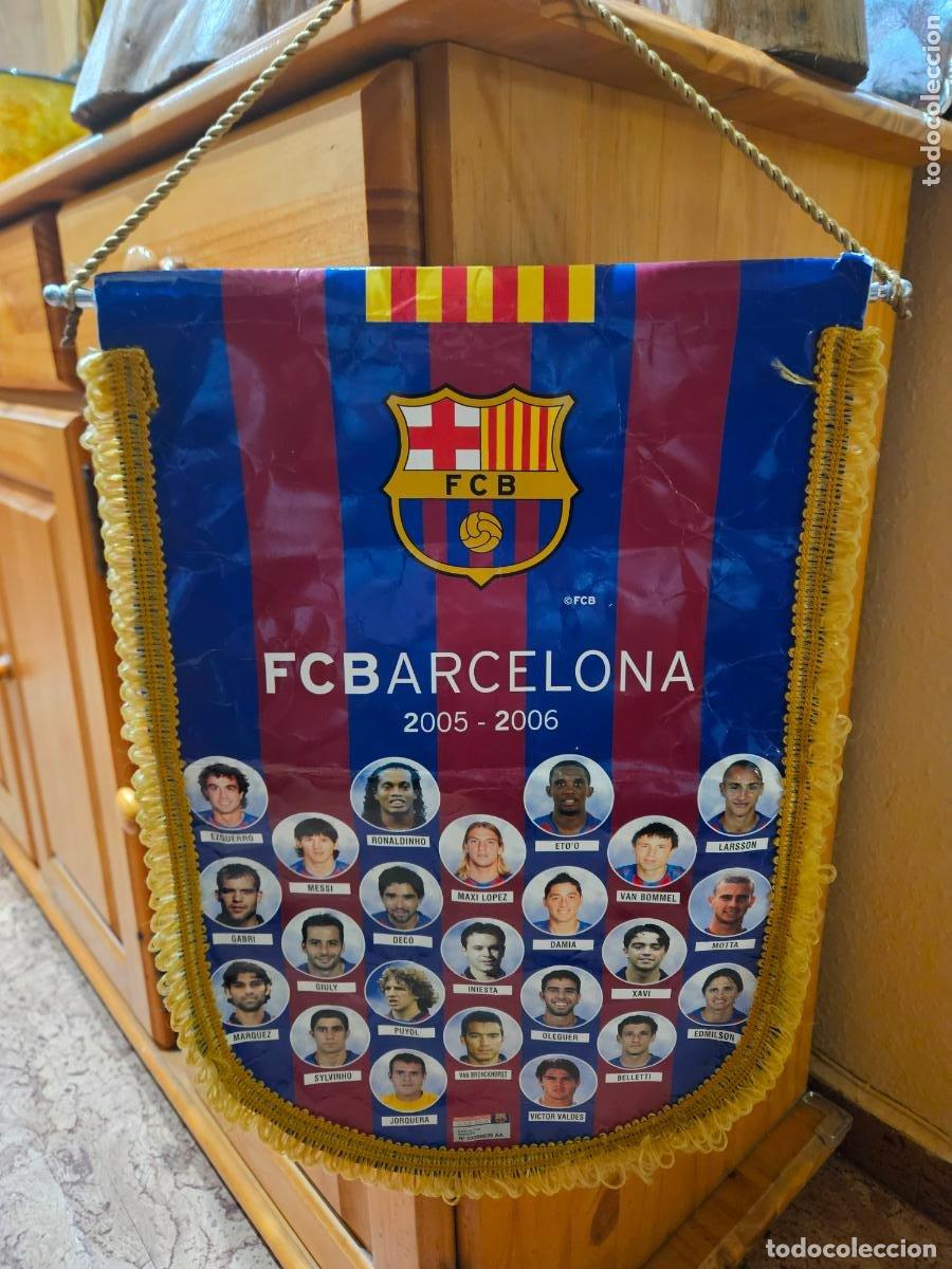 Coleccionismo deportivo: BANDER&Iacute;N DEL F&Uacute;TBOL CLUB BARCELONA 2005 2006 MESSI XAVI INIESTA ETOO LARSSON PUYOL DECO RONALDHINO