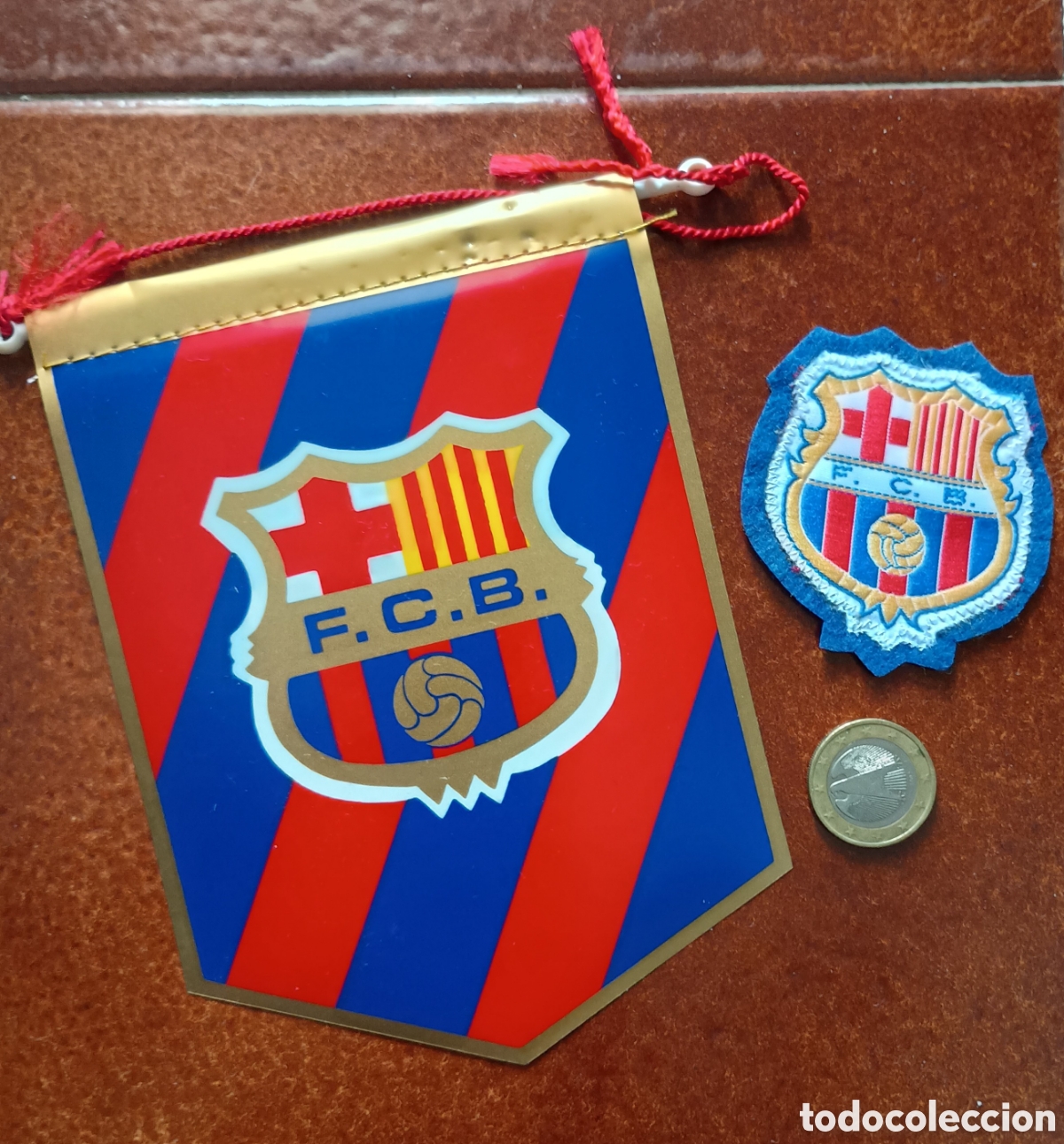 Coleccionismo deportivo: Escudo de tela y bander&iacute;n pl&aacute;stico Fc Barcelona