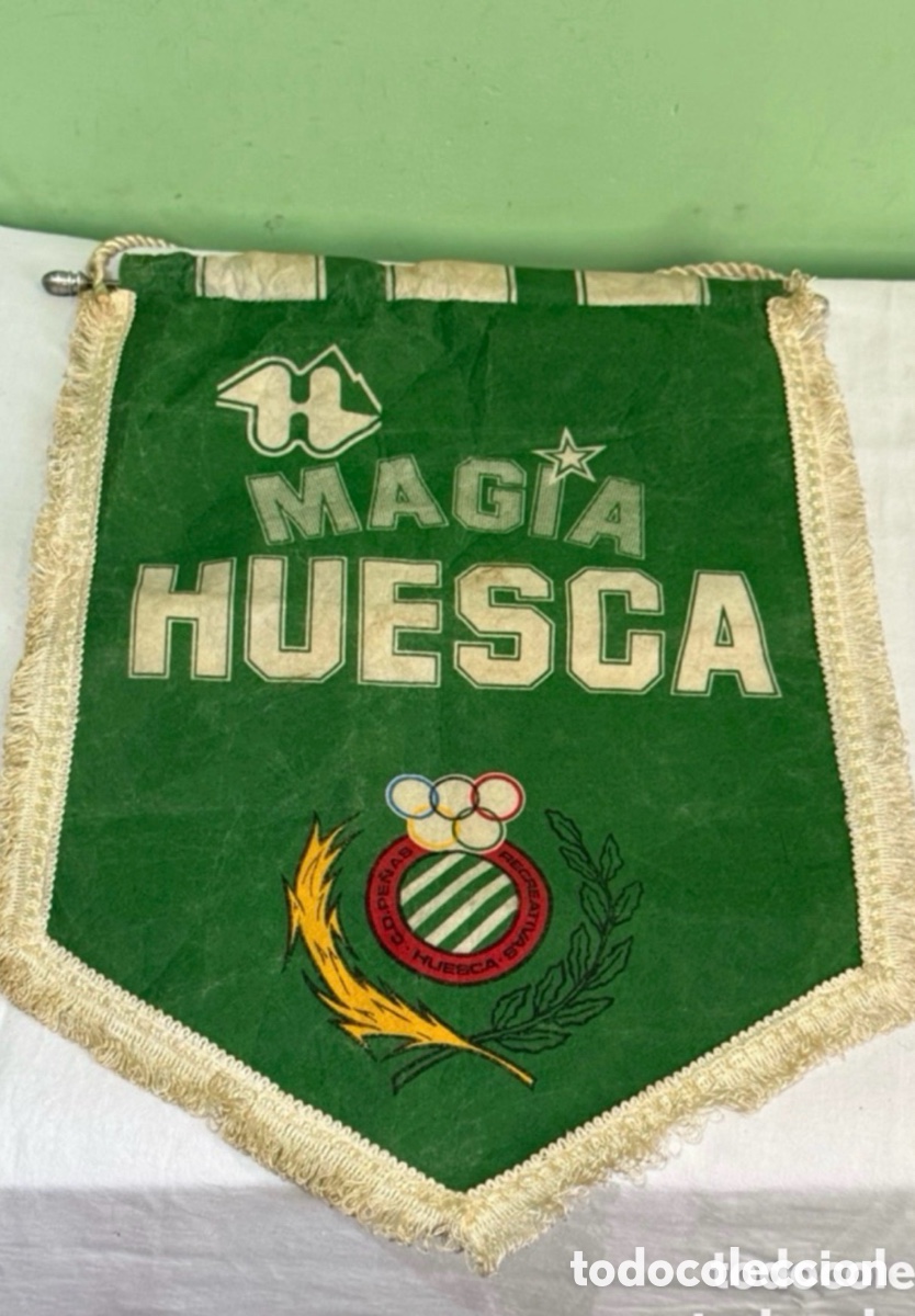 Coleccionismo deportivo: Singular bander&iacute;n de colecci&oacute;n Magia Huesca, o la magia del Huesca....