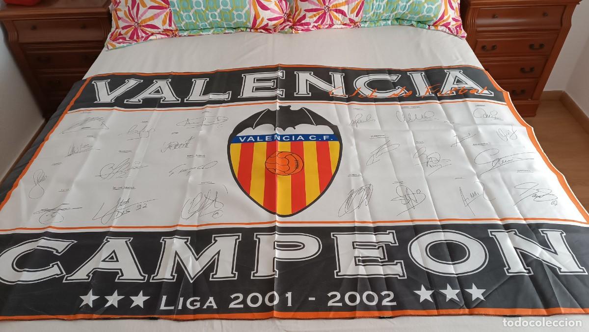 Coleccionismo deportivo: F) Bandera Estandarte del Valencia C.F. Campe&oacute;n de Liga 2001-2002 - FIRMADA - LEER DESCRIPCION