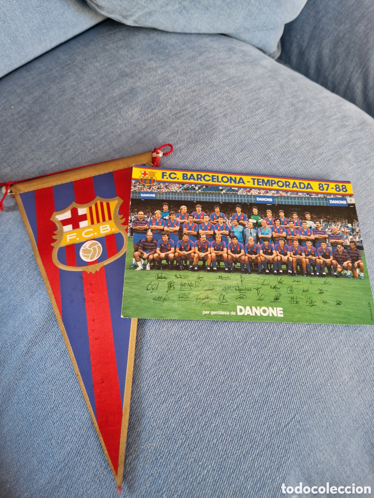 Coleccionismo deportivo: Banderin y foto plantilla del BARCA 1987/88
