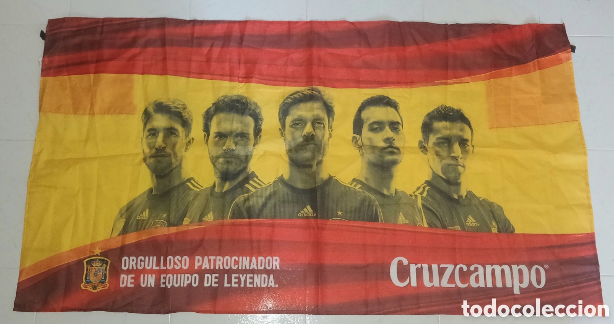 Coleccionismo deportivo: Bandera Selecci&oacute;n Espa&ntilde;ola F&uacute;tbol Cruzcampo - Ramos, Xabi Alonso, Navas - 150x80 cm