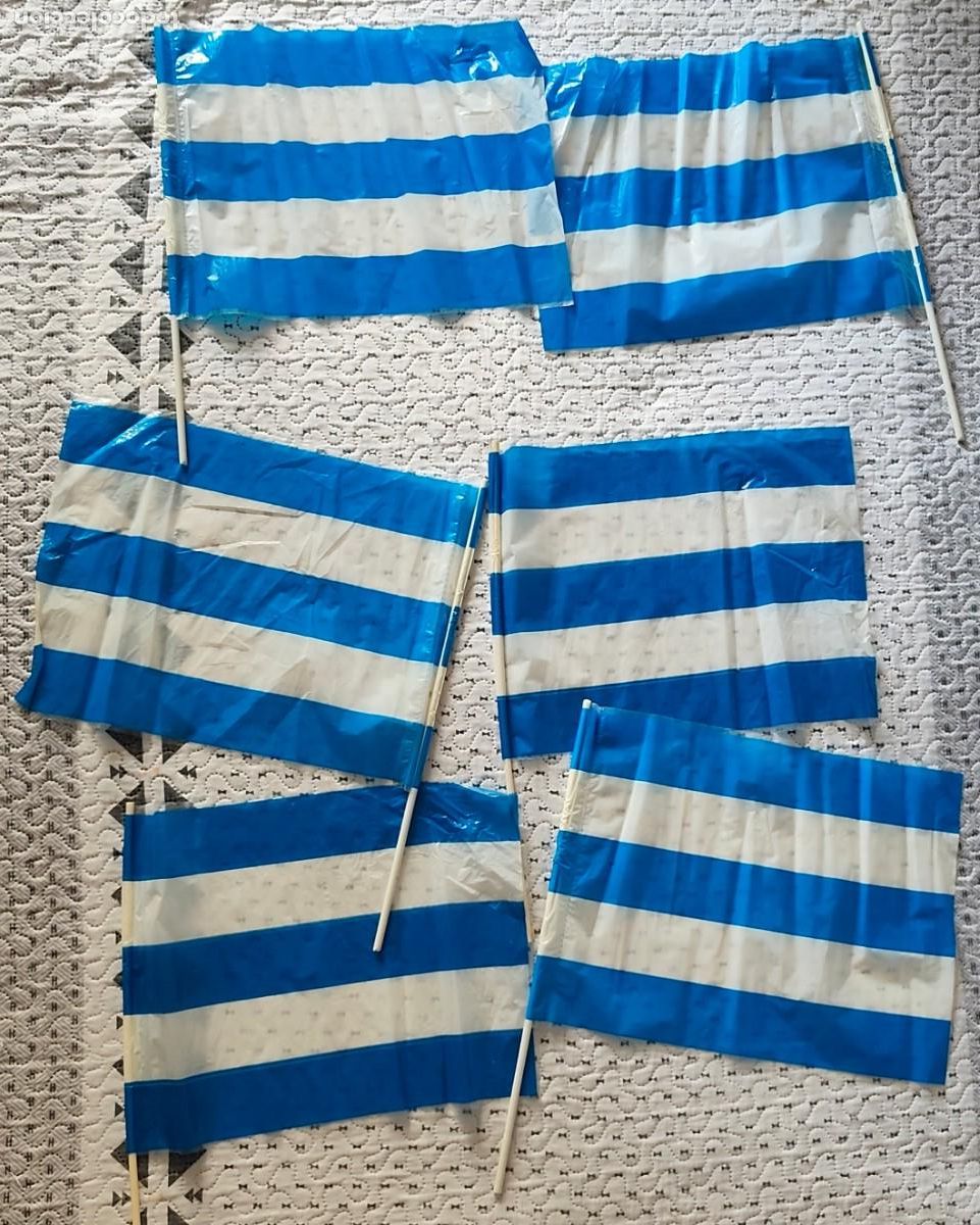 Coleccionismo deportivo: LOTE DE 6 BANDERAS DE PL&Aacute;STICO BLANQUIAZULES &middot; MEDIDAS APROXIMADAS: 41,5 X 31,5 cm.