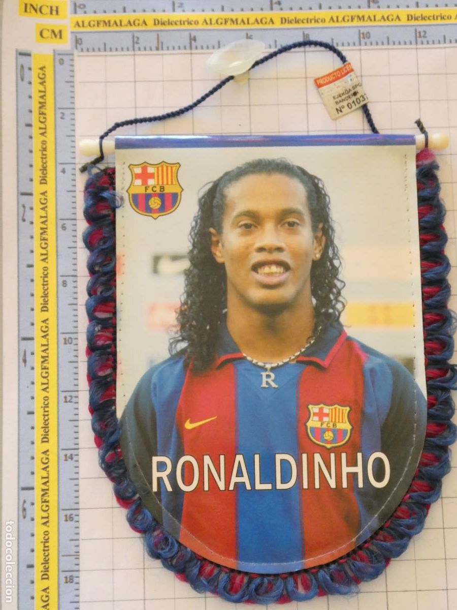 Coleccionismo deportivo: BANDER&Iacute;N DEL F&Uacute;TBOL CLUB BARCELONA JUGADOR RONALDINHO GAUCHO