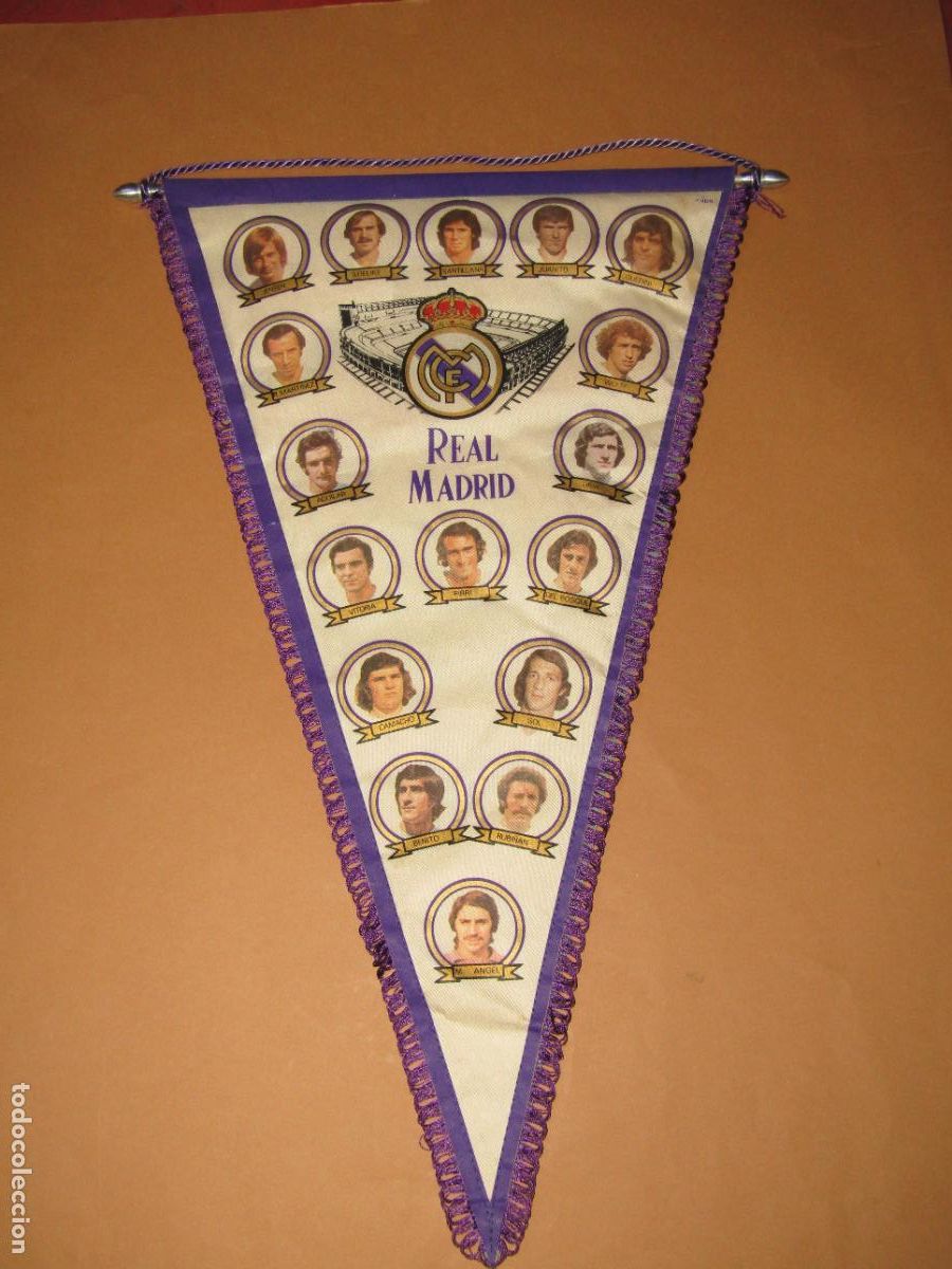 Sports collectibles: Antiguo Bander&iacute;n de Futbol Plantilla del REAL MADRID Liga 1977 - 1978, STIELIKE, JUANITO, SANTILLANA