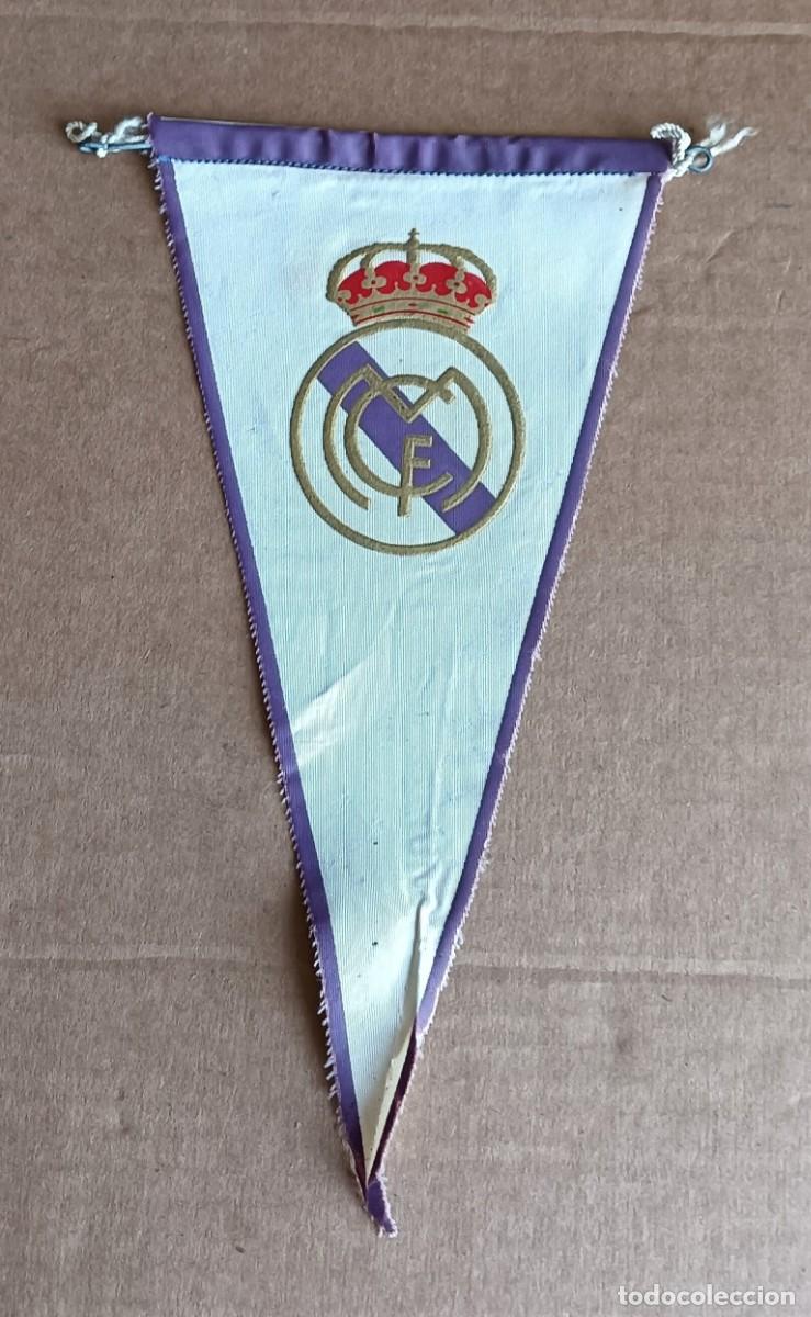Coleccionismo deportivo: Bander&iacute;n antiguo del REAL MADRID Escudo o relieve - Obsequio de editorial burgalesa- Barcelona