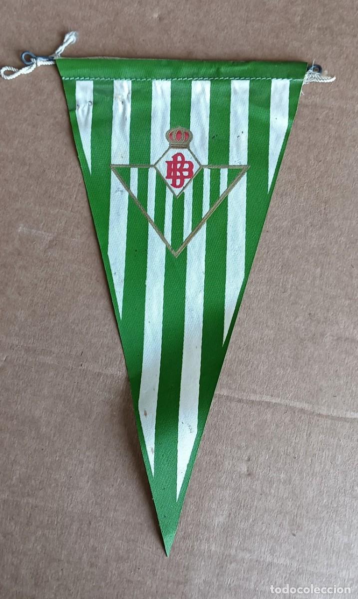 Coleccionismo deportivo: Bander&iacute;n antiguo del BETIS - Obsequio de editorial burgalesa- Barcelona