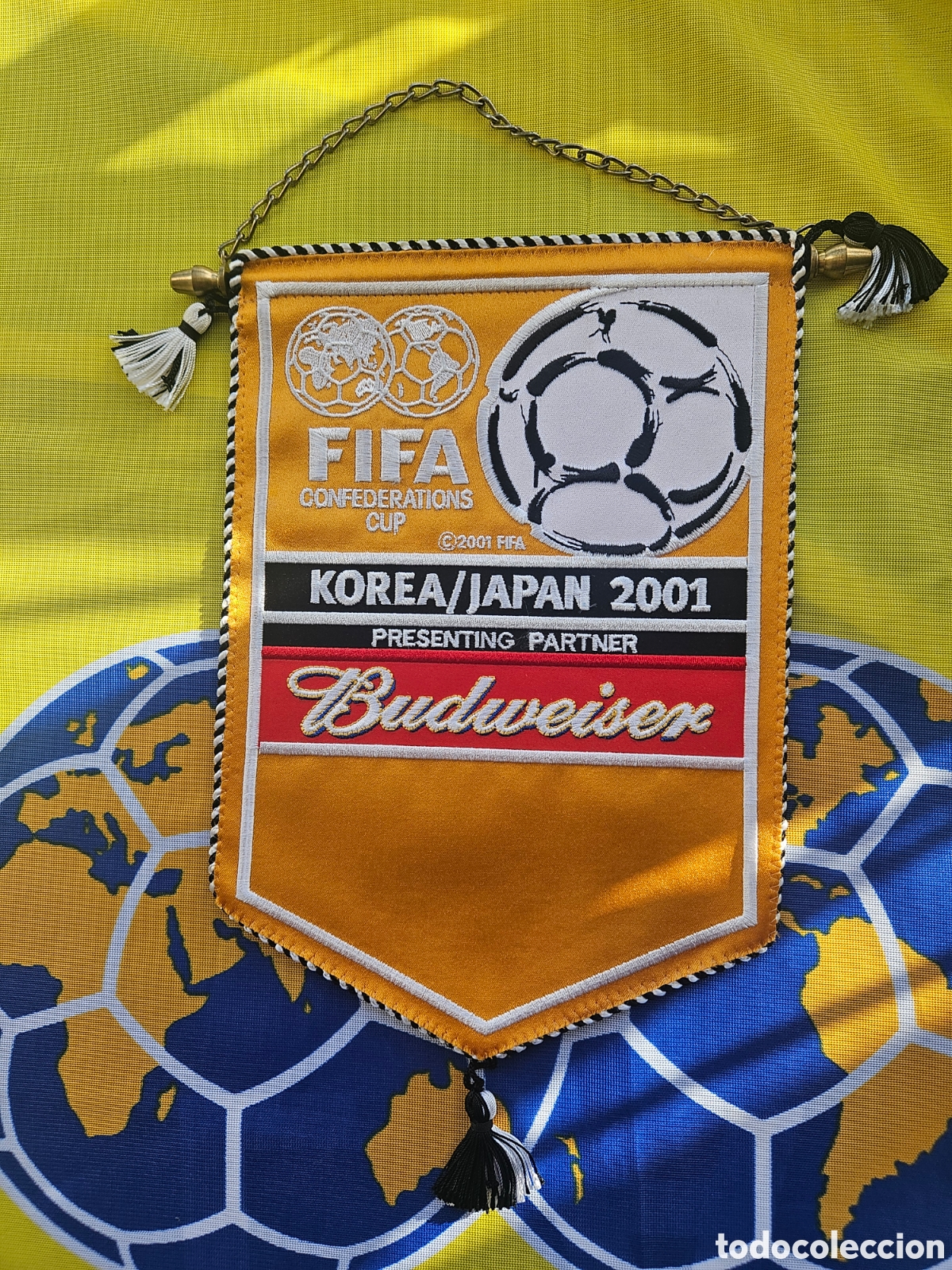 Coleccionismo deportivo: Bander&iacute;n bordado de la FIFA 2001