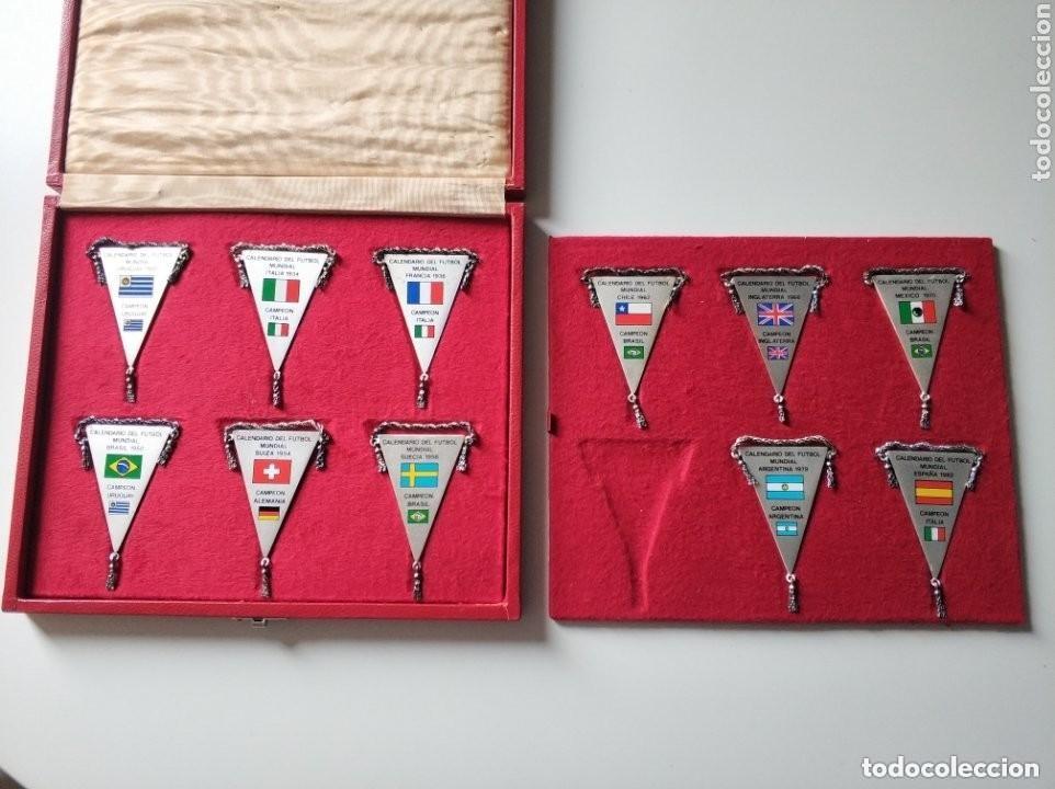 Coleccionismo deportivo: Colecci&oacute;n mini banderines Campeones de los mundiales de futbol hasta Mundial Espa&ntilde;a 82 metal plata