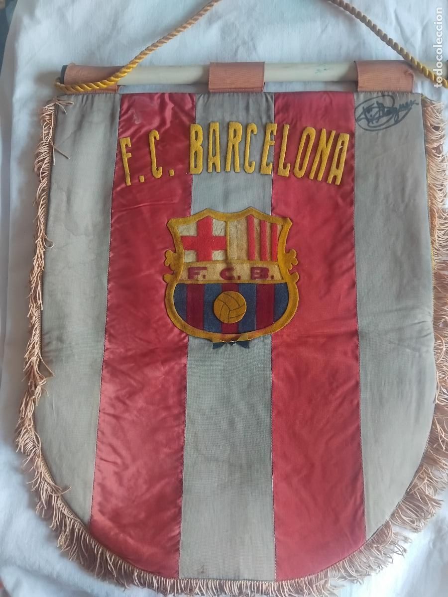 Sammelleidenschaft Sport: ANTIGUO BANDERIN F.C.BARCELONA CON FIRMA EN LA PARTE SUPERIOR DERECHA, 42 X 33 CM.