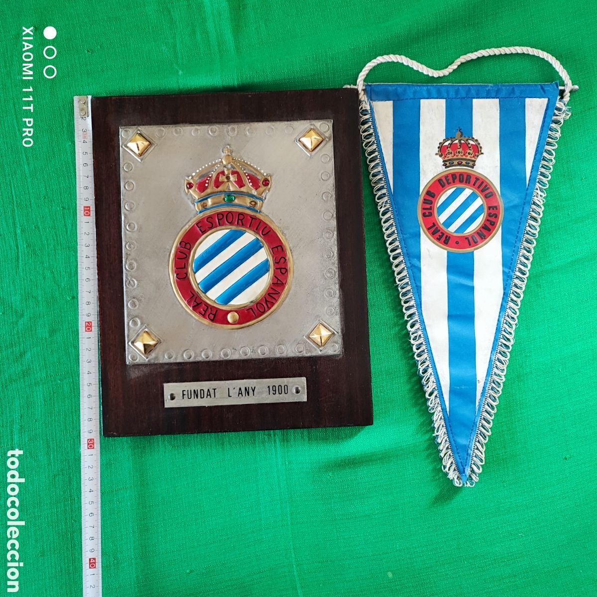 Coleccionismo deportivo: Lote banderin y escudo del club de f&uacute;tbol R.C.D. ESPANYOL.