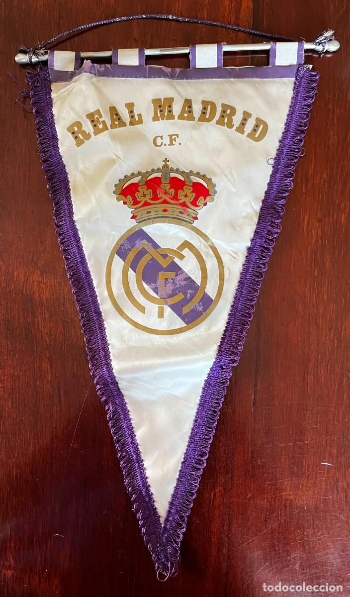 Coleccionismo deportivo: ANTIGUO BANDERIN DE TELA DEL REAL MADRID C.F.. Es muy grande mide 50 X 30 cms. Ver las fotos puestas