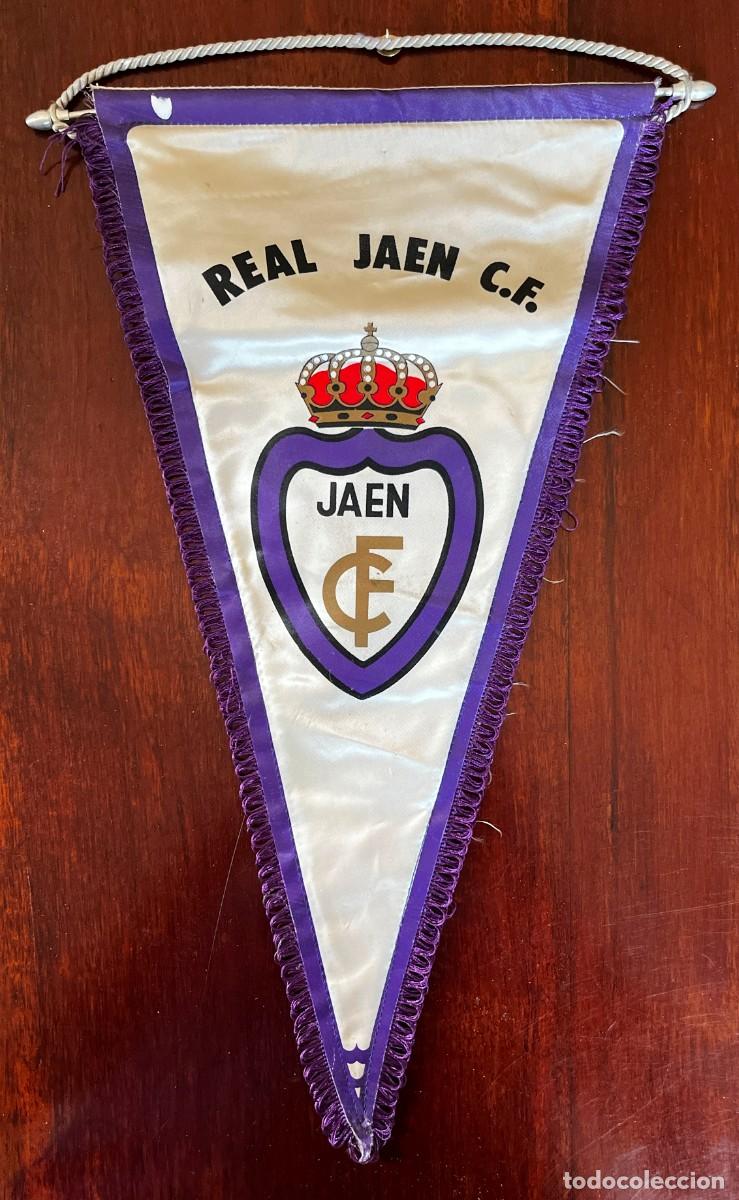 Coleccionismo deportivo: ANTIGUO BANDERIN DE TELA DEL REAL JAEN C.F.. Es muy grande mide 45 X 29 cms. Ver las fotos puestas.