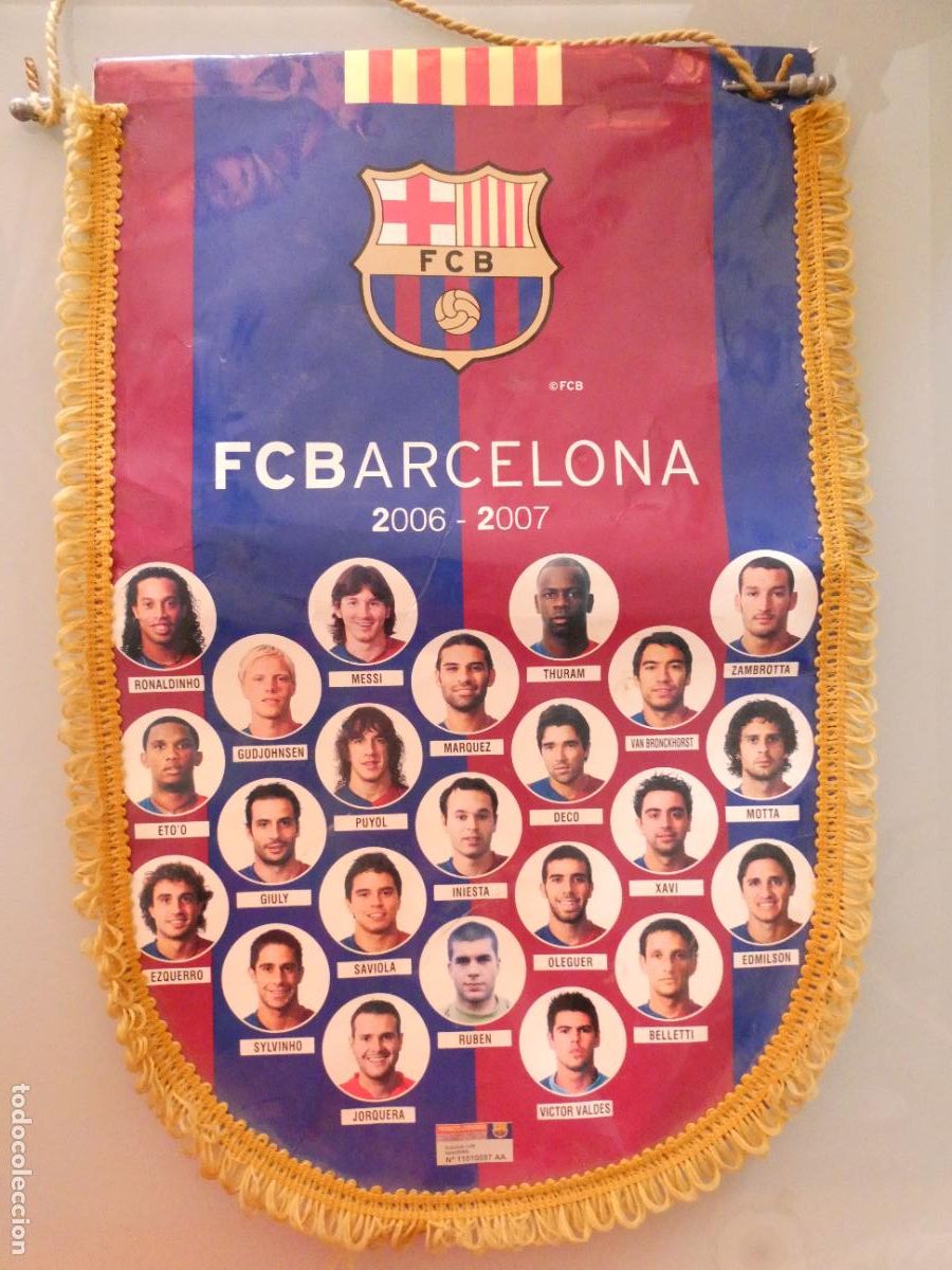 Coleccionismo deportivo: BANDER&Iacute;N DEL F&Uacute;TBOL CLUB BARCELONA. PLANTILLA 2006 2007. MESSI RONALDINHO ETOO XAVI INIESTA. 48CM