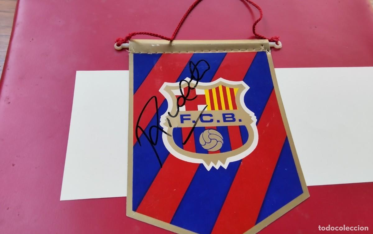 Coleccionismo deportivo: F.C. BARCELONA BANDERIN CON FIRMA AUTENTICA DEL JUGADOR RIVALDO NO IMPRESA MEDIDAS APROX 15X11 CTM