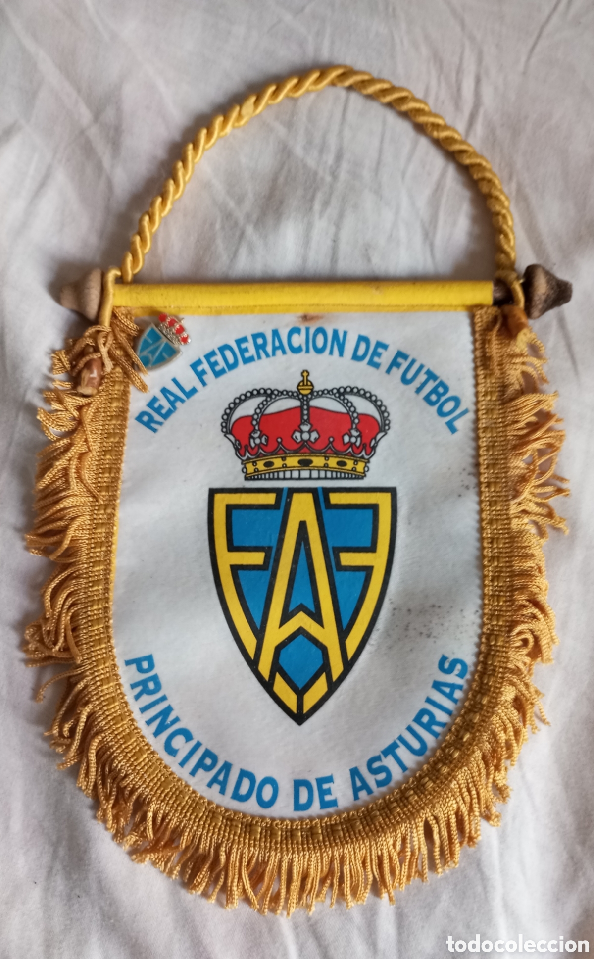 Coleccionismo deportivo: Bander&iacute;n y insignia real federaci&oacute;n de f&uacute;tbol principado de Asturias 16x12 cms