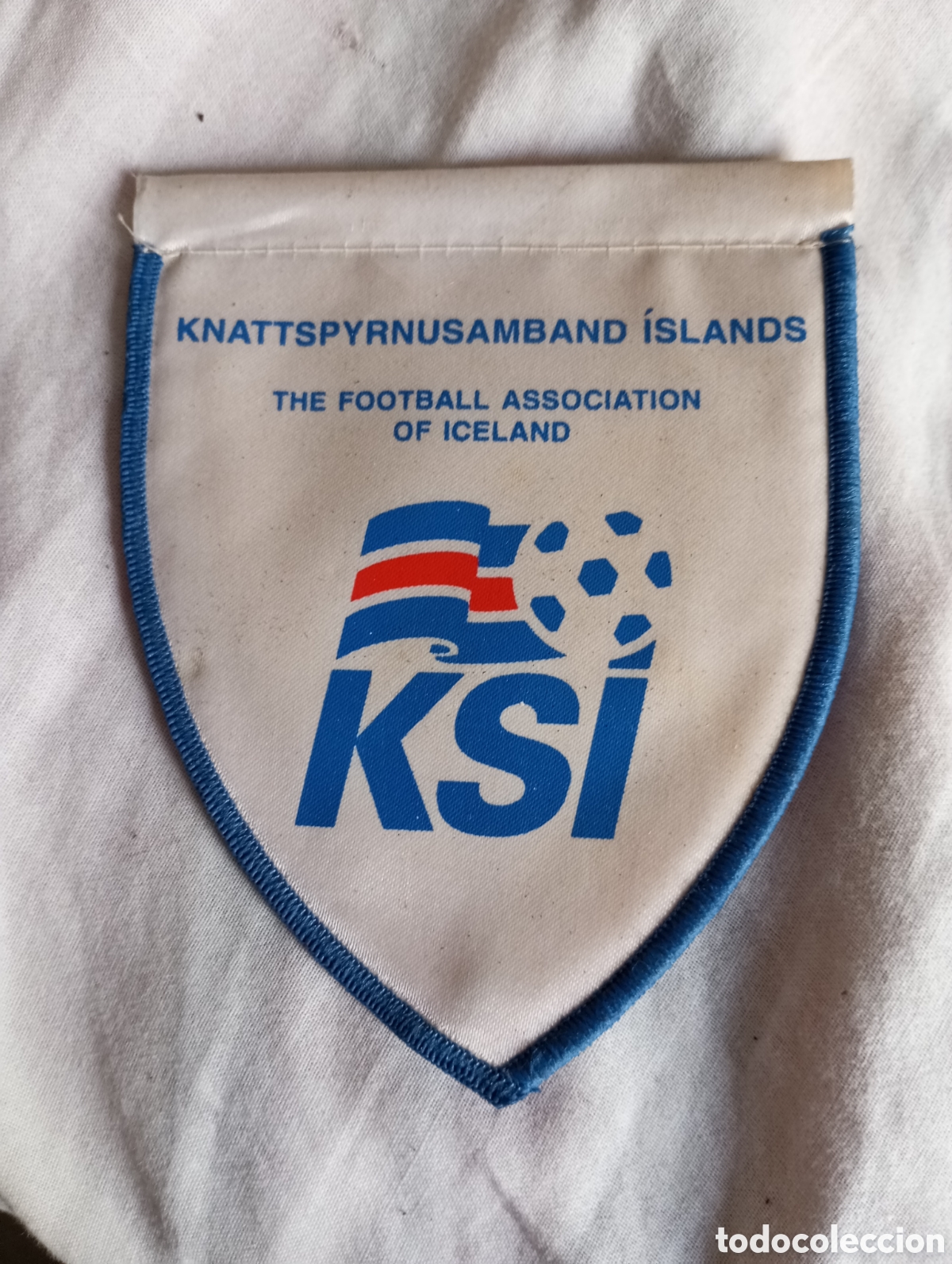 Coleccionismo deportivo: Bander&iacute;n de la Federaci&oacute;n islandesa de futbol 11x8.50 cms