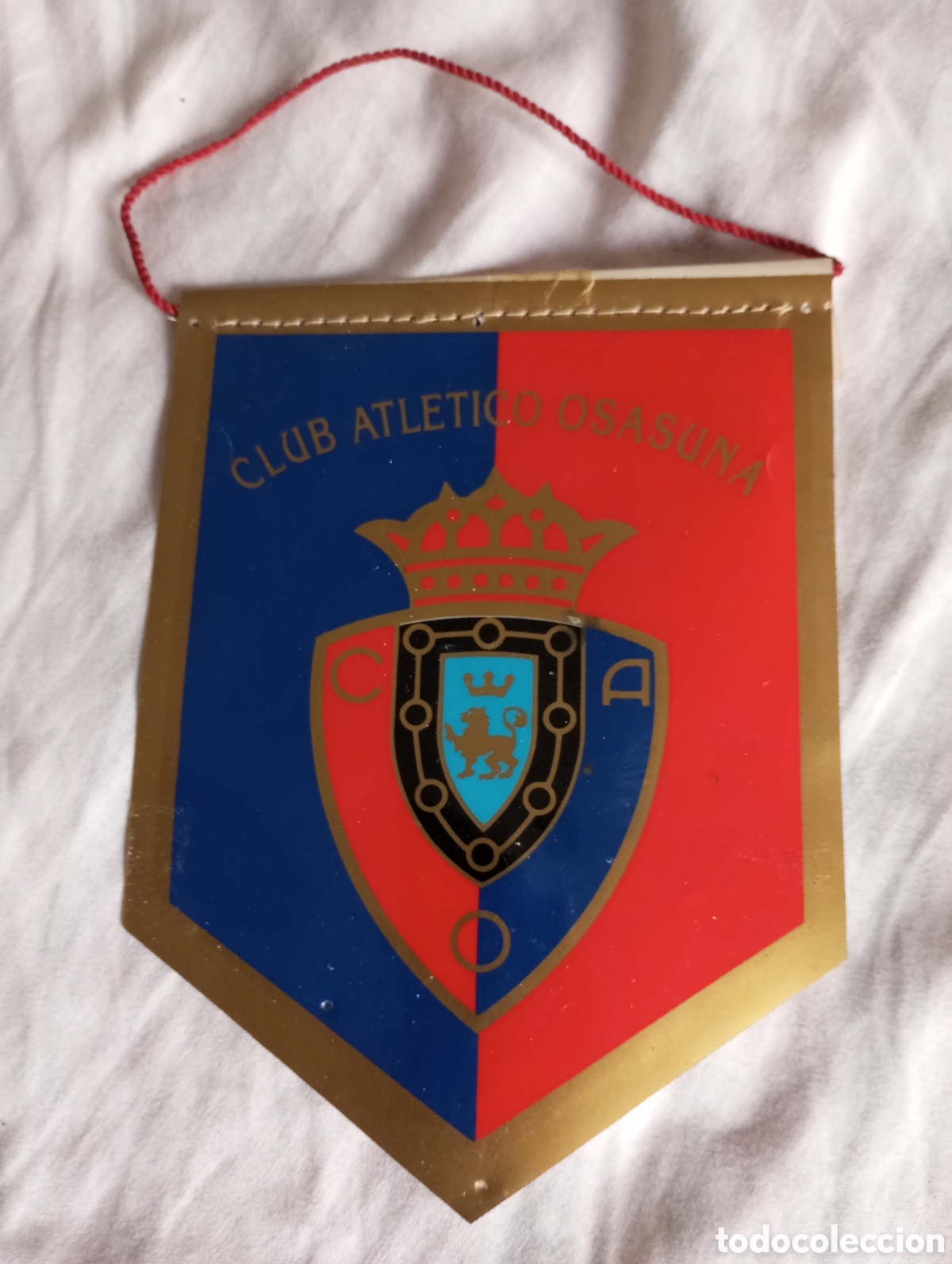 Coleccionismo deportivo: Bander&iacute;n club atl&eacute;tico Osasuna En pl&aacute;stico mide 16x12 cms