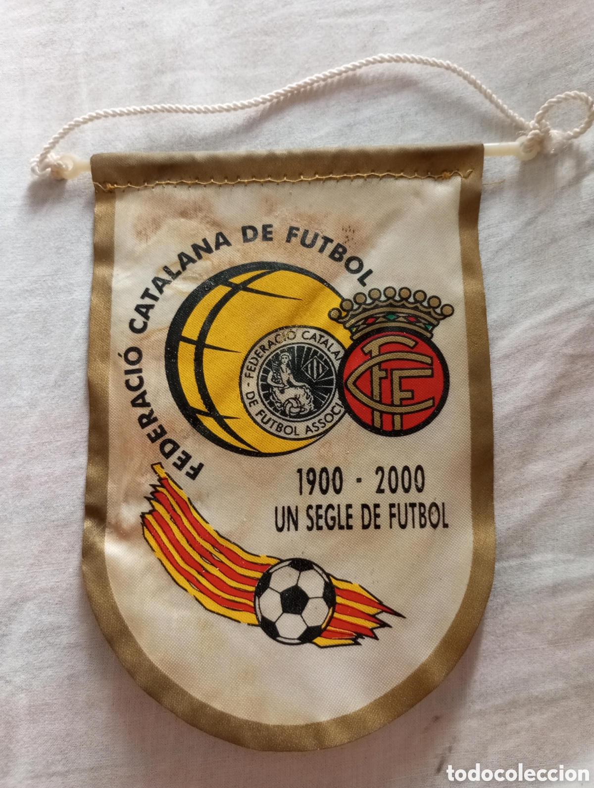 Coleccionismo deportivo: Bander&iacute;n federaci&oacute;n catalana de f&uacute;tbol a&ntilde;o 2000 Un siglo de futbol 15x10 cms