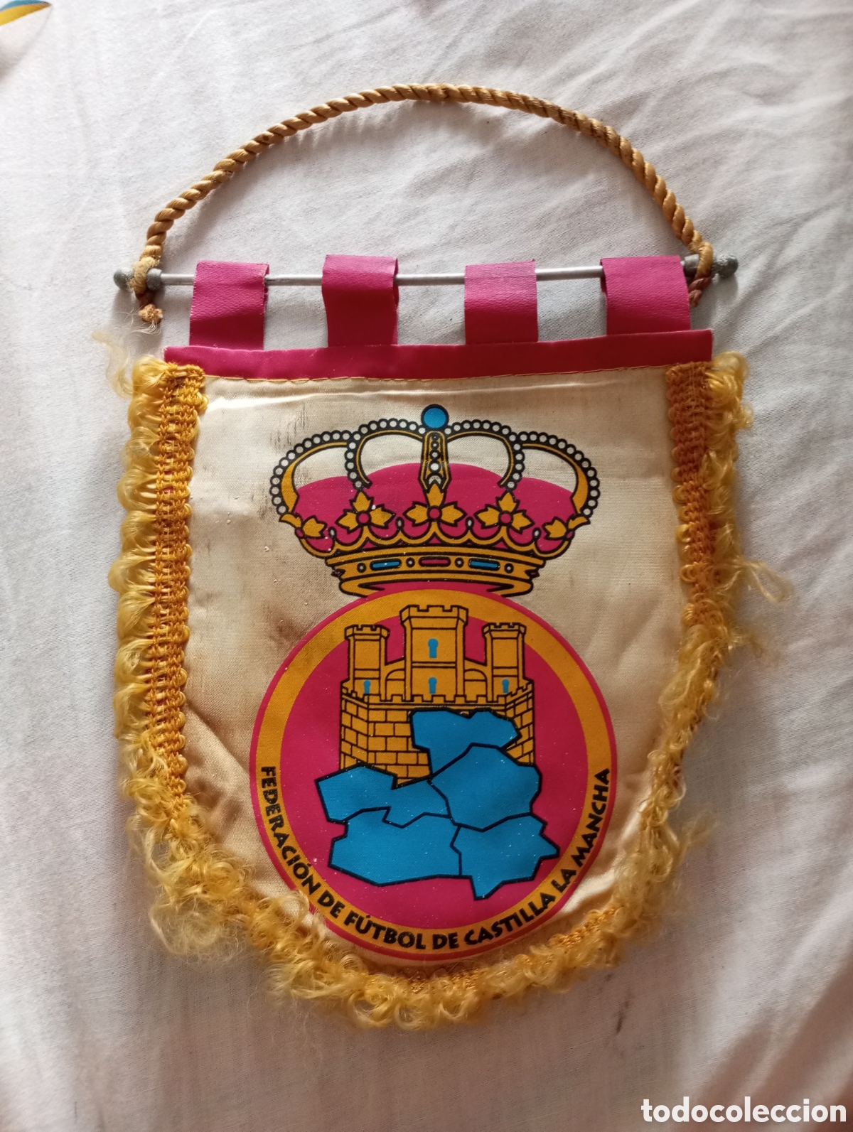 Coleccionismo deportivo: Bander&iacute;n federaci&oacute;n de f&uacute;tbol de castilla la mancha mide 16x13 cms