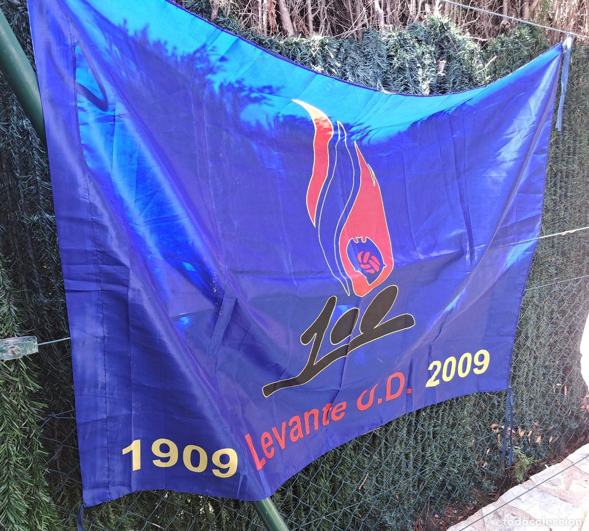 Coleccionismo deportivo: LEVANTE U.D. / BANDERA - FLAG / 1909 - 2009 CENTENARIO - MEDIDAS; 135 x 101 cms. - MUSEO DEL F&Uacute;TBOL