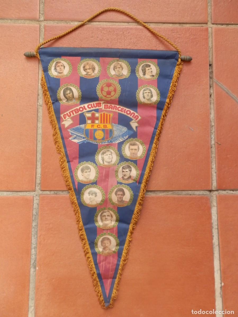 Coleccionismo deportivo: BANDERIN F&Uacute;TBOL CLUB BARCELONA. A&Ntilde;OS 80. TELA. FOTOS DE JUGADORES Y DETRAS HISTORIAL DE COPAS.