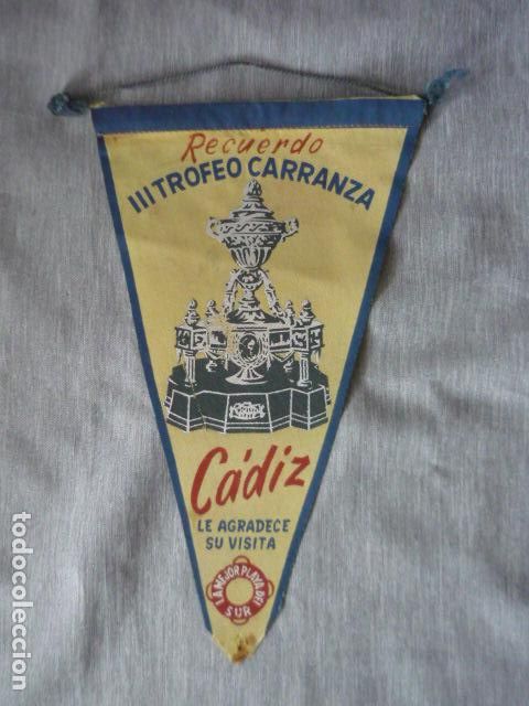 Coleccionismo deportivo: CADIZ FUTBOL RECUERDO III TROFEO CARRANZA ANTIGUO BANDERIN