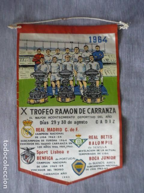 Coleccionismo deportivo: X TROFEO RAMON DE CARRANZA REAL MADRID BENFICA REAL BETIS BOCA JUNIOR 1964 BANDERIN FUTBOL