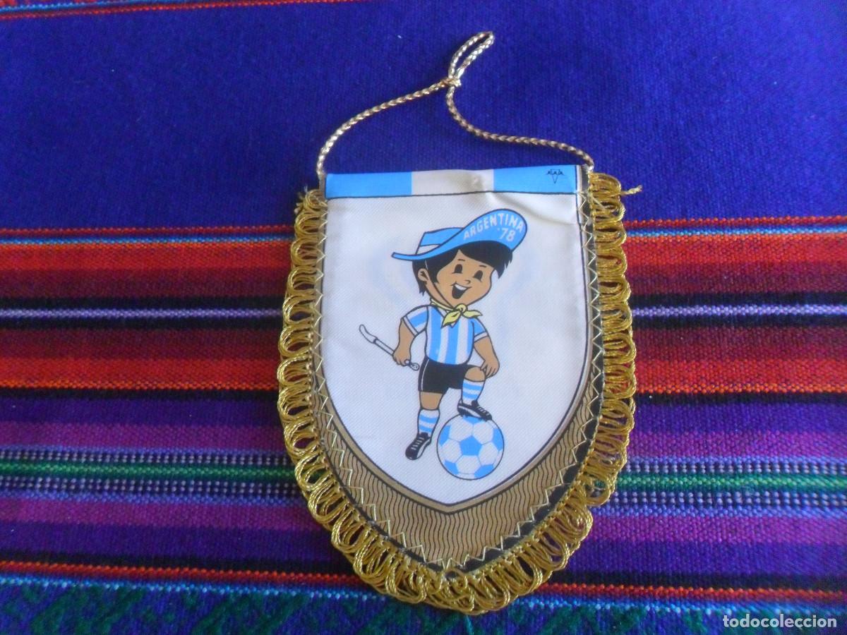 Coleccionismo deportivo: BANDER&Iacute;N DE TELA MUNDIAL DE F&Uacute;TBOL ARGENTINA 78 CON MASCOTA GAUCHITO. 11,5X9 CMS. RARO.