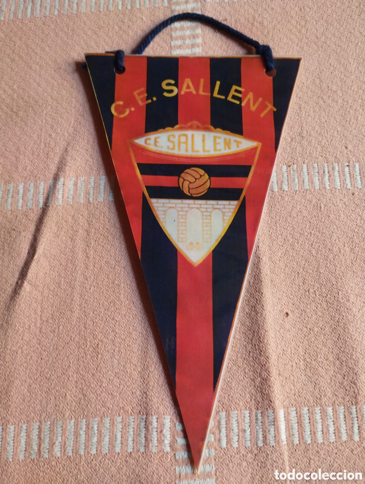 Coleccionismo deportivo: Banderin C.E. Sallent mide 20cm