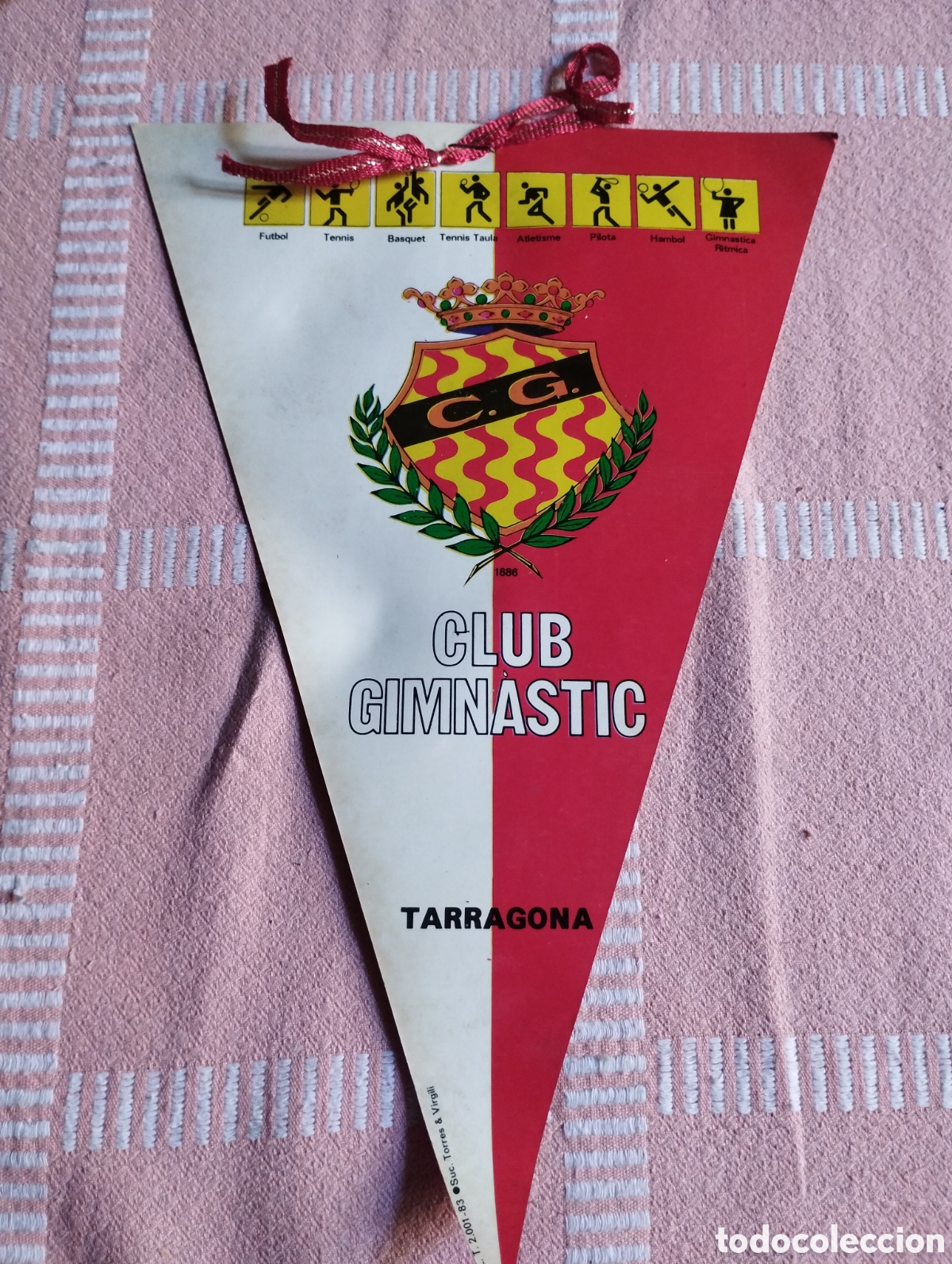 Coleccionismo deportivo: Banderin Club Gimn&agrave;stic de Tarragona C.G.mide 25cm