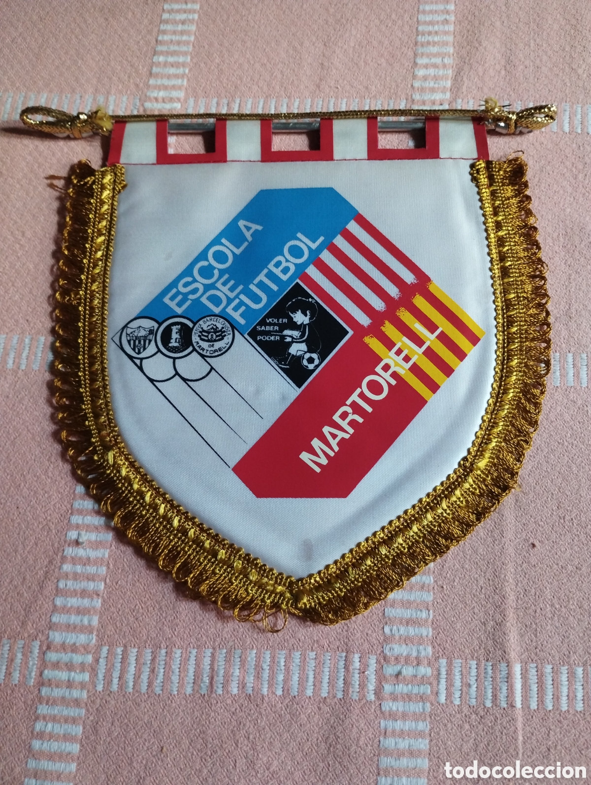 Coleccionismo deportivo: Banderin Escola de Futbol Martorell mide 20cm