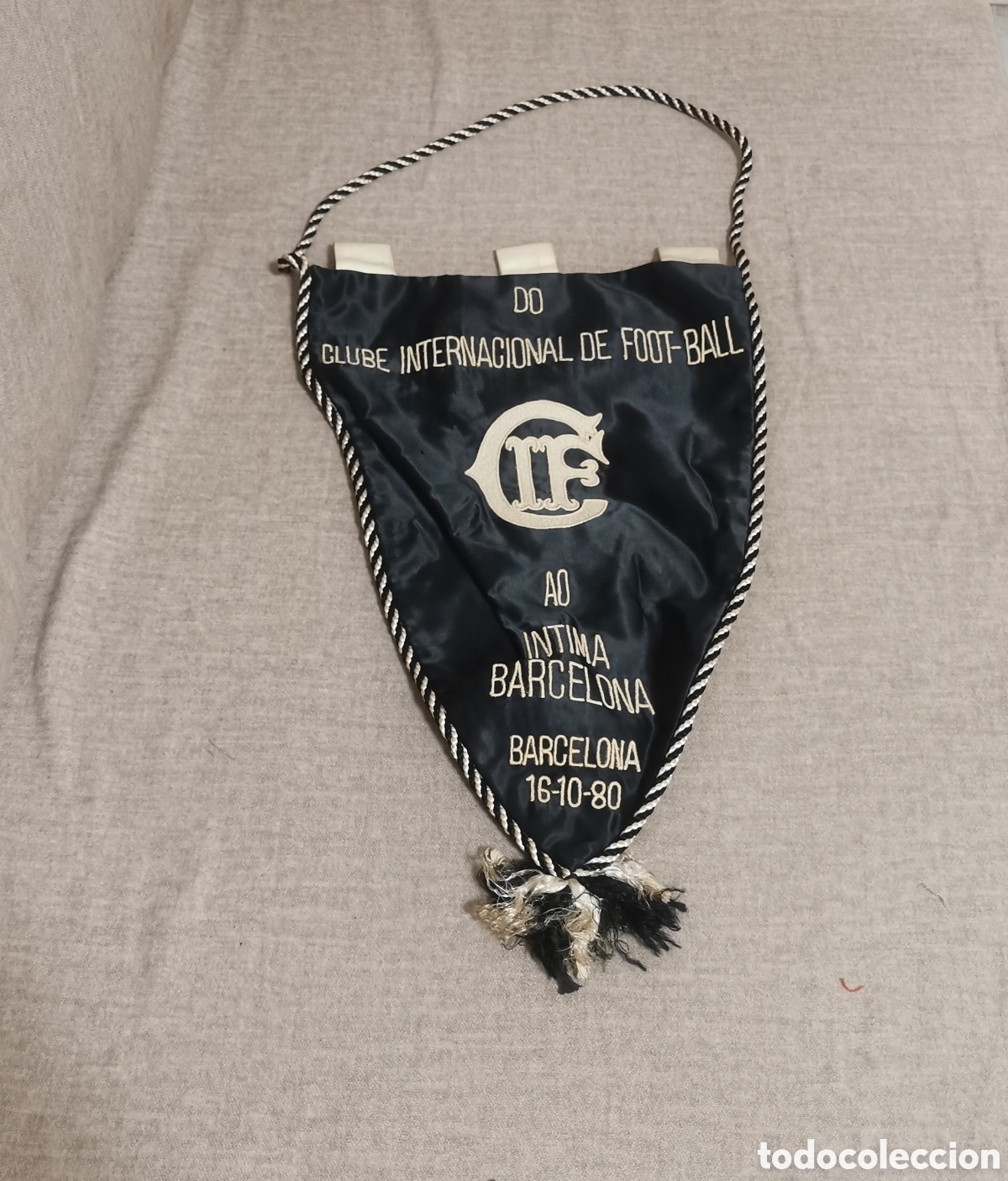 Coleccionismo deportivo: BANDER&Iacute;N DE FUTBOL DO CLUBE INTERNACIONAL DE FOOT-BALL AO INTIMA BARCELONA 16-10-80