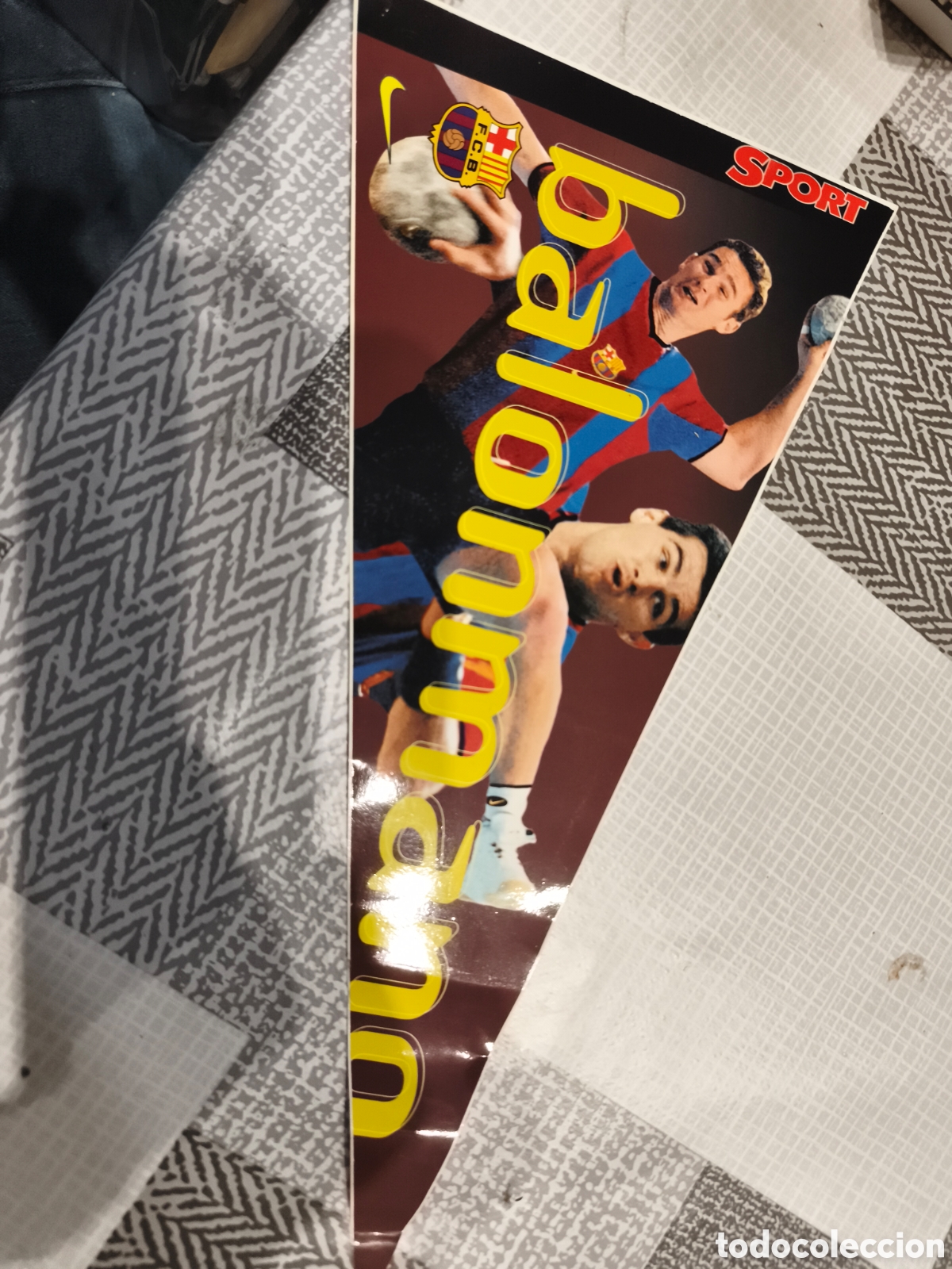 Coleccionismo deportivo: bander&iacute;n adhesivo de la secci&oacute;n de balonmano del F&uacute;tbol Club Barcelona, que muestra a los jugadores