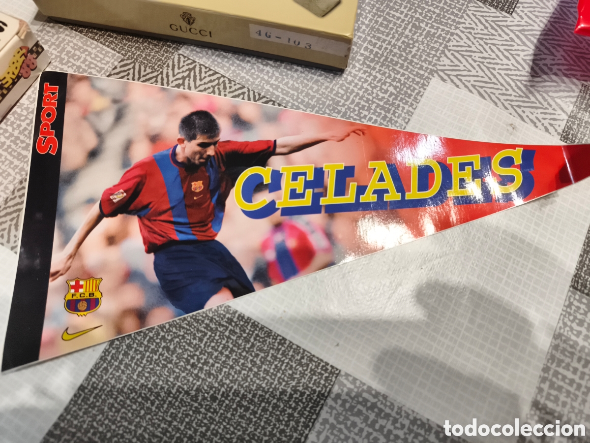 Coleccionismo deportivo: un bander&iacute;n adhesivo coleccionable del FC Barcelona de la temporada 1998/99 con la imagen del jugado