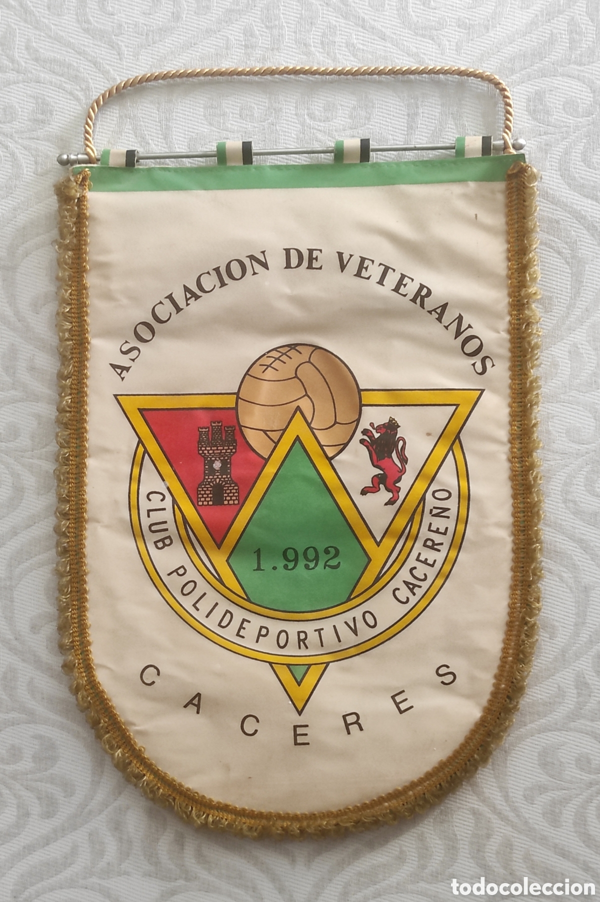 Colecionismo desportivo: BANDERIN CLUB POLIDEPORTIVO CACERE&Ntilde;O - ASOCIACI&Oacute;N DE VETERANOS - A&Ntilde;O 1992 - 44 x 31 cm.