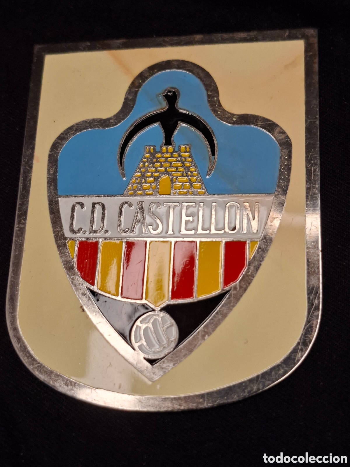 Coleccionismo deportivo: Chapa escudo del C.D.CASTELL&Oacute;N. MTC6