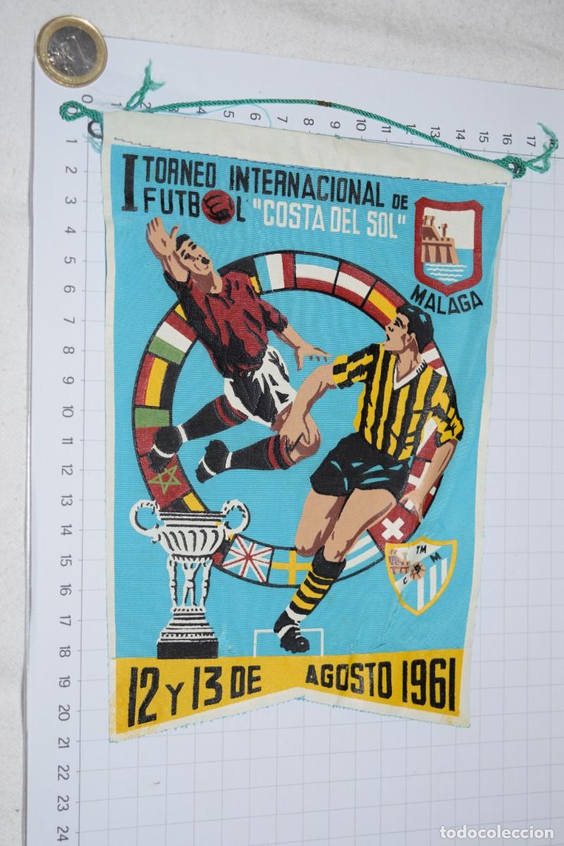 Coleccionismo deportivo: Antiguo BANDER&Iacute;N - M&Aacute;LAGA 1961 - I TORNEO INTERNACIONAL de FUTBOL / &rdquo;COSTA del SOL&rdquo; &iexcl;Mira, dif&iacute;cil!