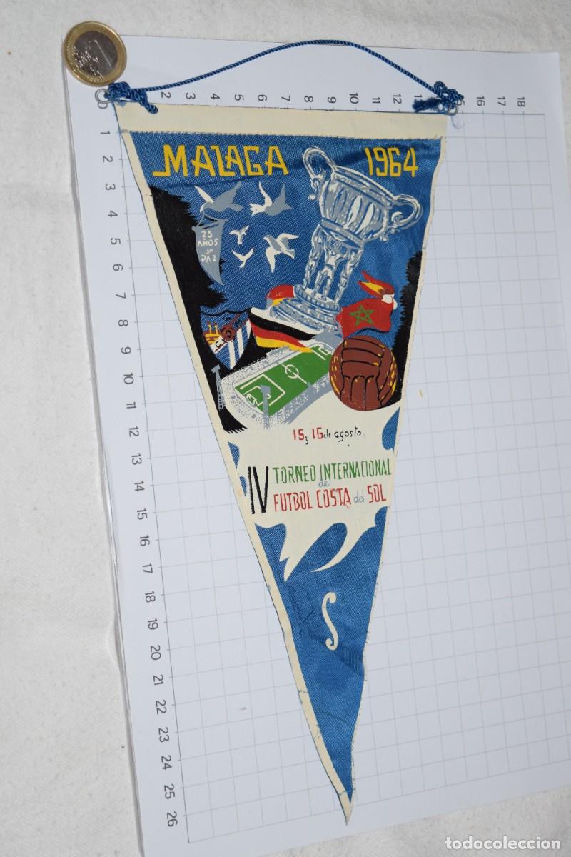 Coleccionismo deportivo: Antiguo BANDER&Iacute;N - M&Aacute;LAGA 1964 - IV TORNEO INTERNACIONAL de FUTBOL / &rdquo;COSTA del SOL&rdquo; &iexcl;Mira, dif&iacute;cil!
