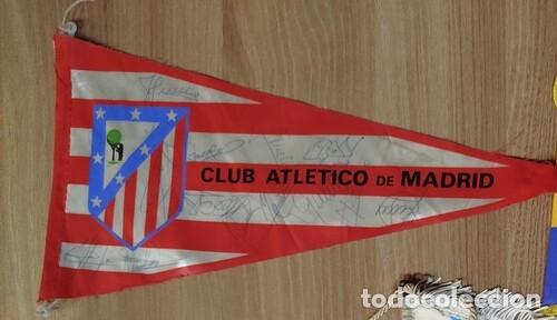 Coleccionismo deportivo: Lote de cuatro Banderines de F&uacute;tbol, incluye uno del Atl&eacute;tico de Madrid con aut&oacute;grafos.