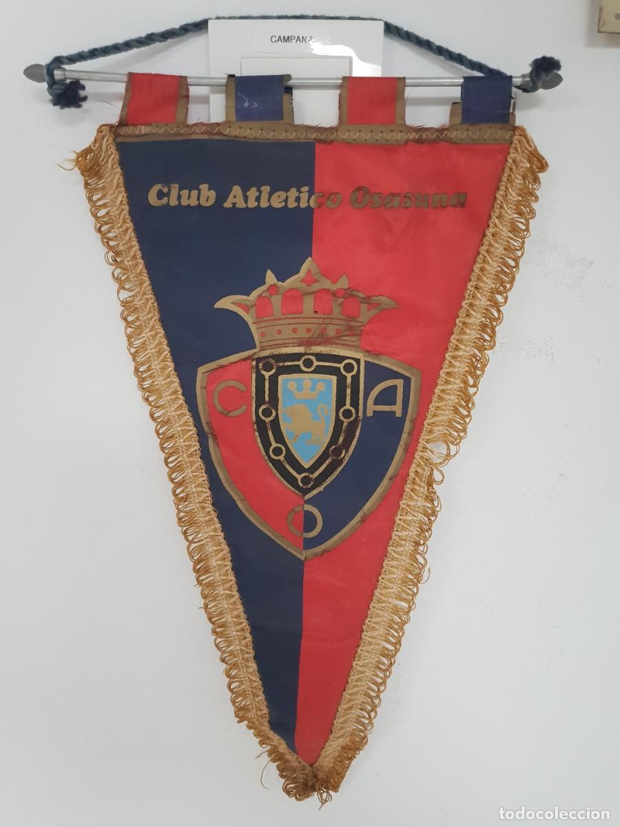 Coleccionismo deportivo: Antiguo Banderin del f&uacute;tbol atletico osasuna firmado por el equipo a&ntilde;os 80