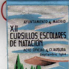 Coleccionismo deportivo: BANDERIN. XII CURSILLOS ESCOLARES DE NATACION. AYUNTAMIENTO DE MADRID. 1964. Lote 33816265