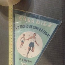 Coleccionismo deportivo: BANDERÍN ORIGINAL CASA DIEZ VII TROFEO DE CAMPO A TRAVÉS 3 ENERO 1960 MADRID.. Lote 45479026